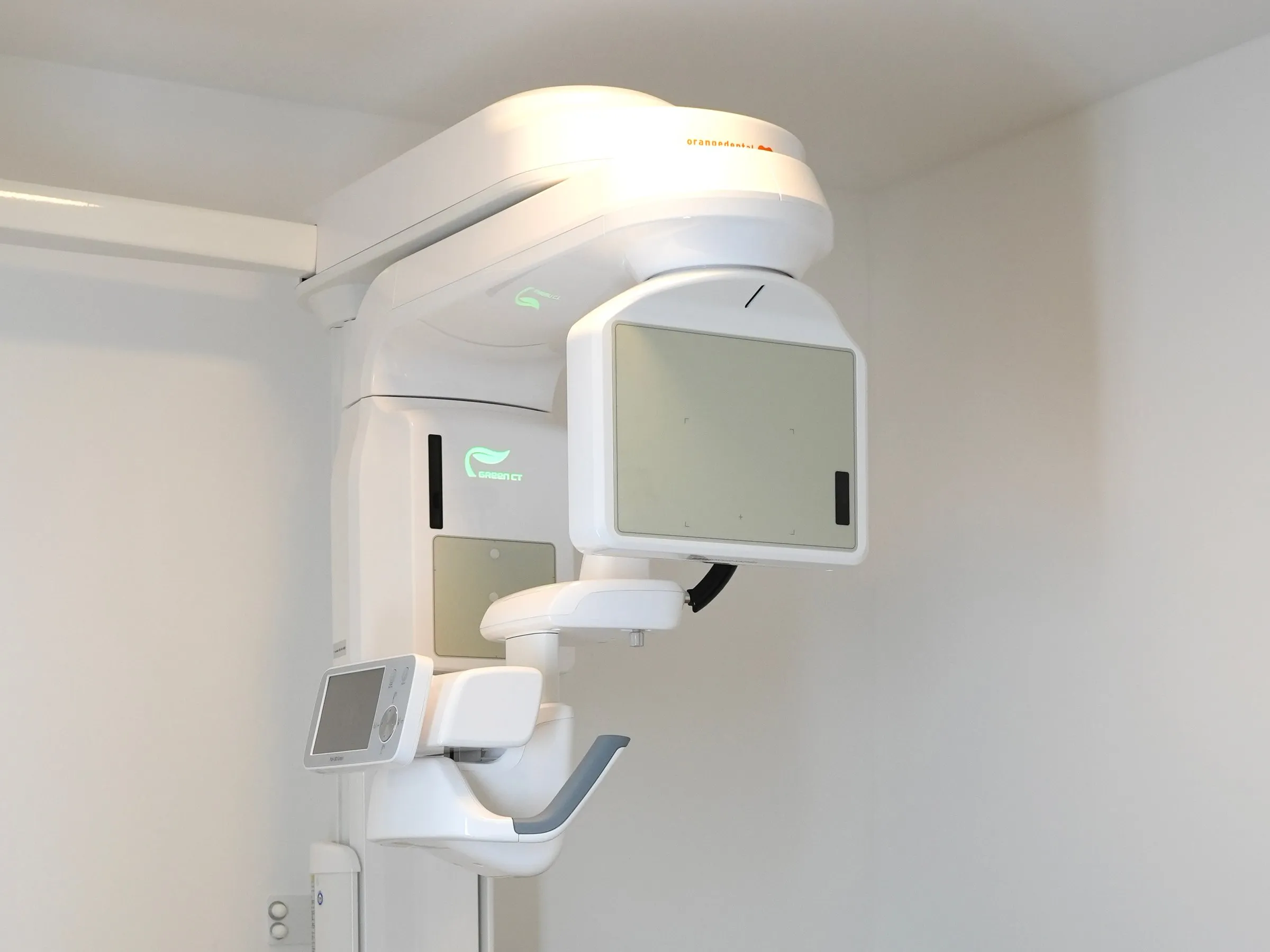 3D-Röntgengerät (DVT) der Praxis Bartl Dental mit Bedienfeld und Kinnstütze vor weißer Wand
