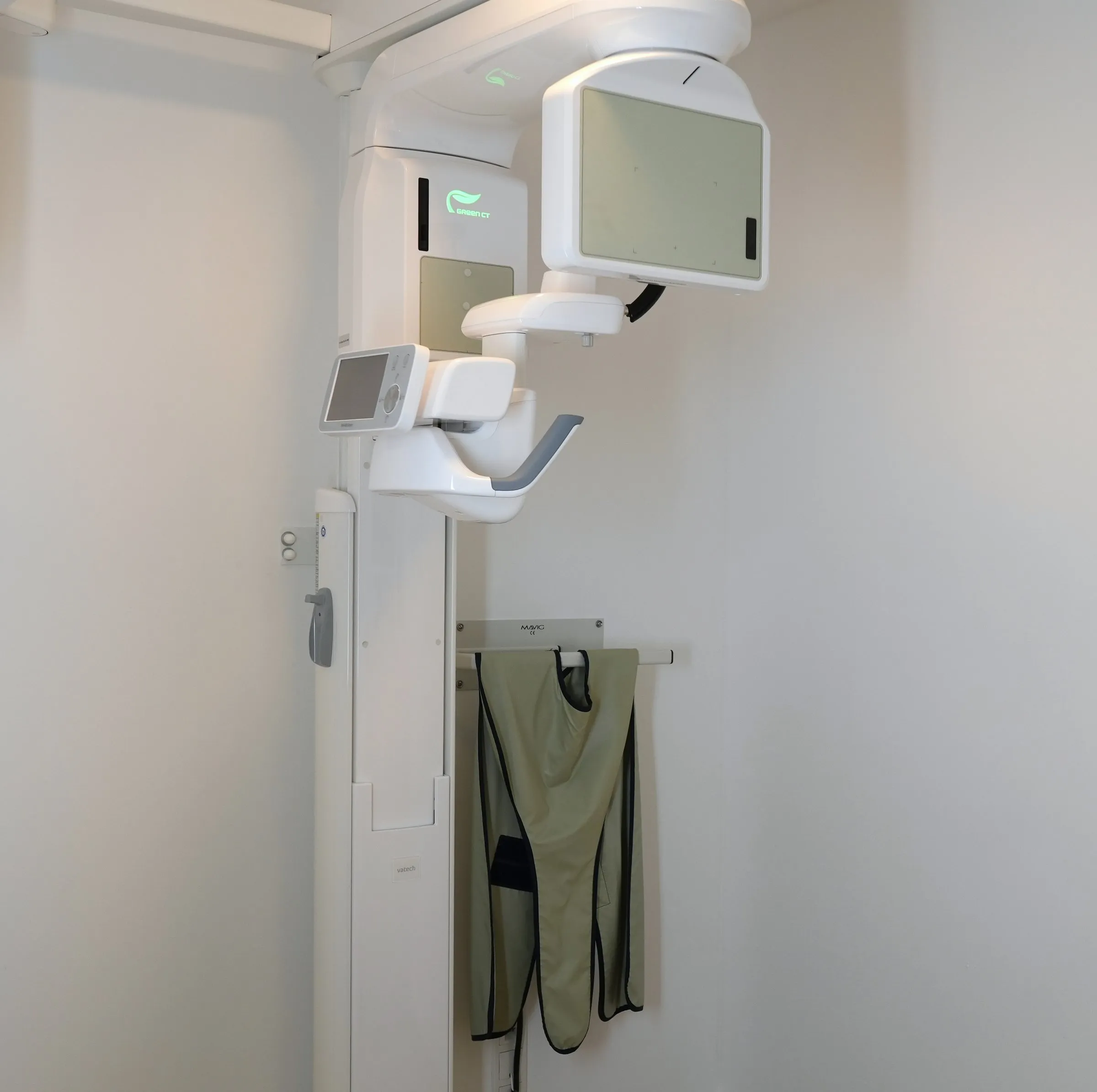 Röntgenraum mit dem 3D-Röntgengerät (DVT), rechts daneben hängt eine Röntgenschürze