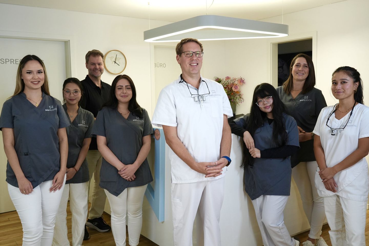 Das Team von Bartl Dental am Empfang der Praxis in Bobingen, in der Mitte Zahnarzt M.Sc. Robert Bartl